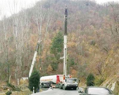 天然氣罐車在西峽山道上發生側翻 公安消防聯手排險
